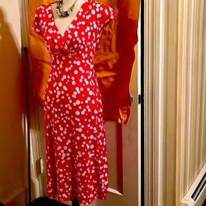 Transport back to the 1950s in this cute dress.